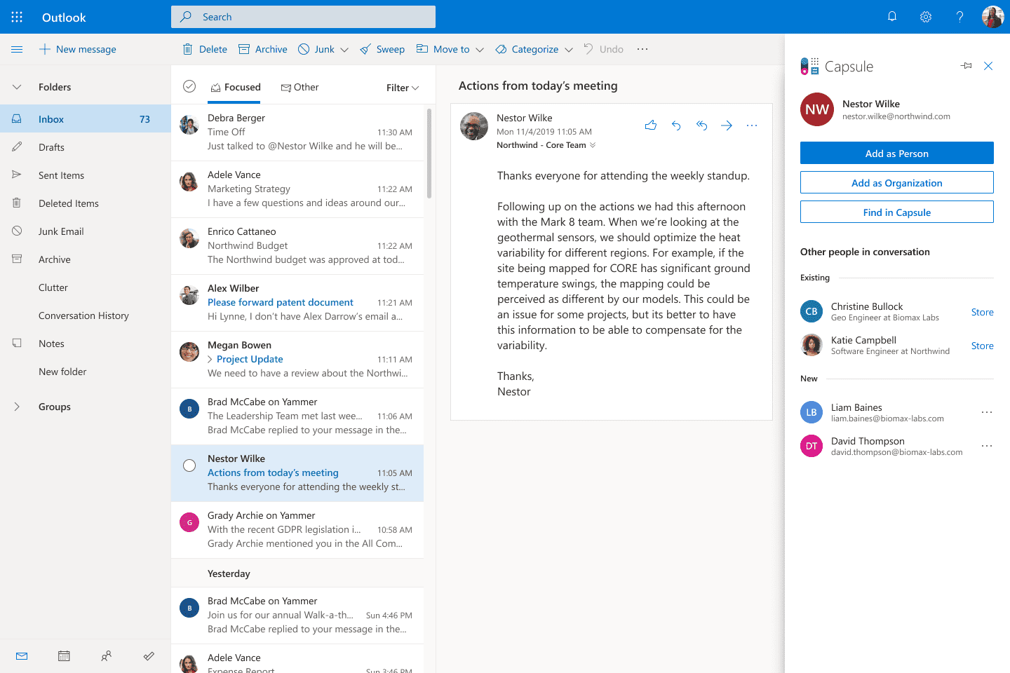 Barra lateral de Capsule en Outlook con las opciones “Agregar como persona u organización” o “Encontrar en Capsule”.