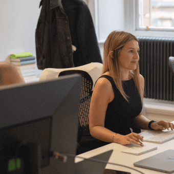 Nuestro cómodo sofá en la oficina.