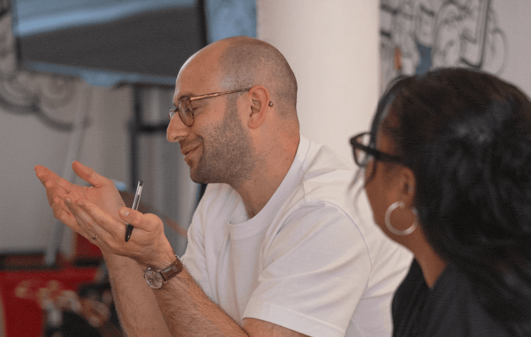 um membro da equipe do Capsule está sorrindo.