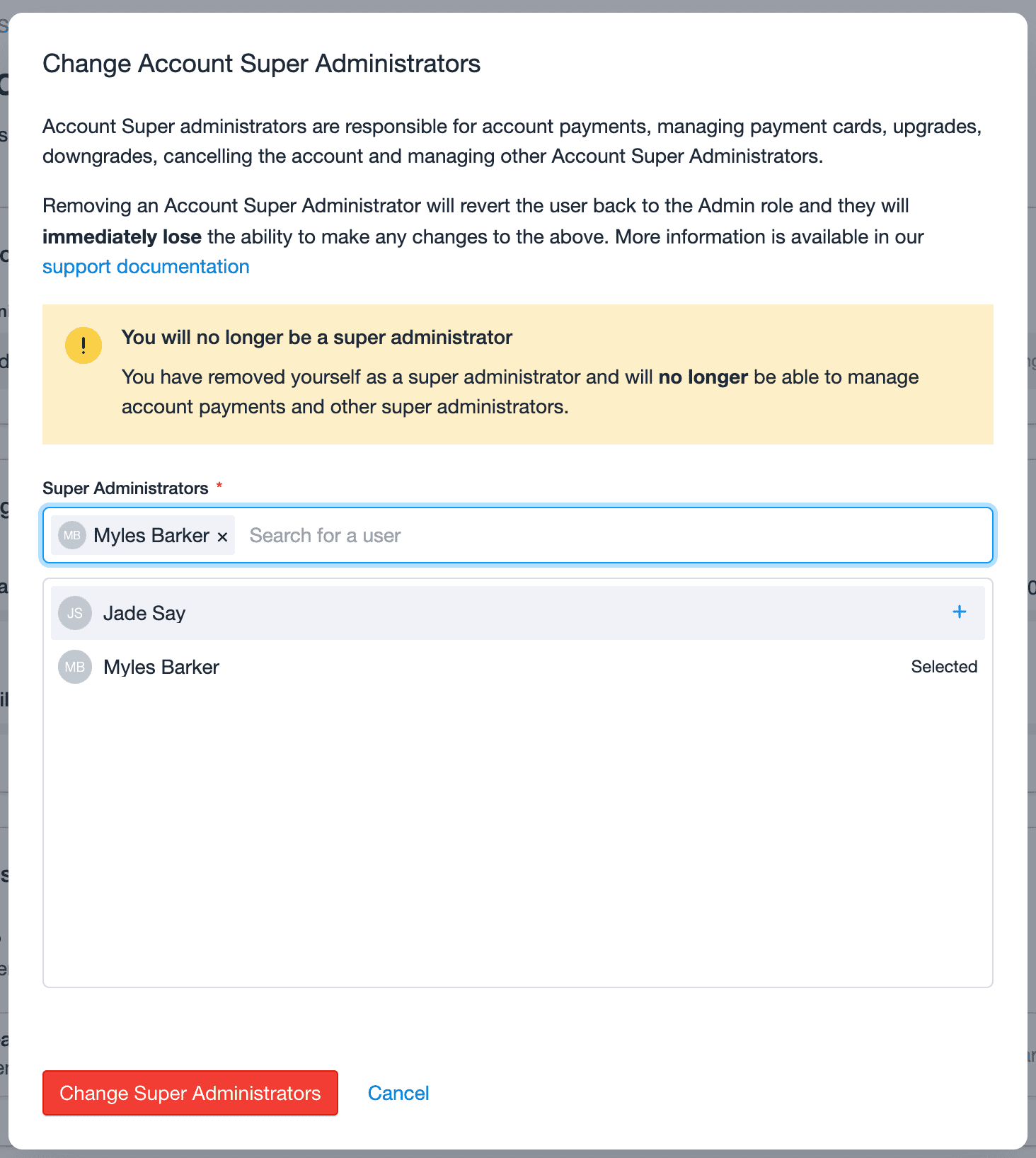 modal para alterar o superadministrador da conta, mostrando a lista de usuários que podem ser adicionados e removidos para atualizar o Superadministrador atual. Uma mensagem é exibida para informar ao Superadministrador atual que, uma vez removido, ele não poderá mais gerenciar o faturamento ou cancelar a conta