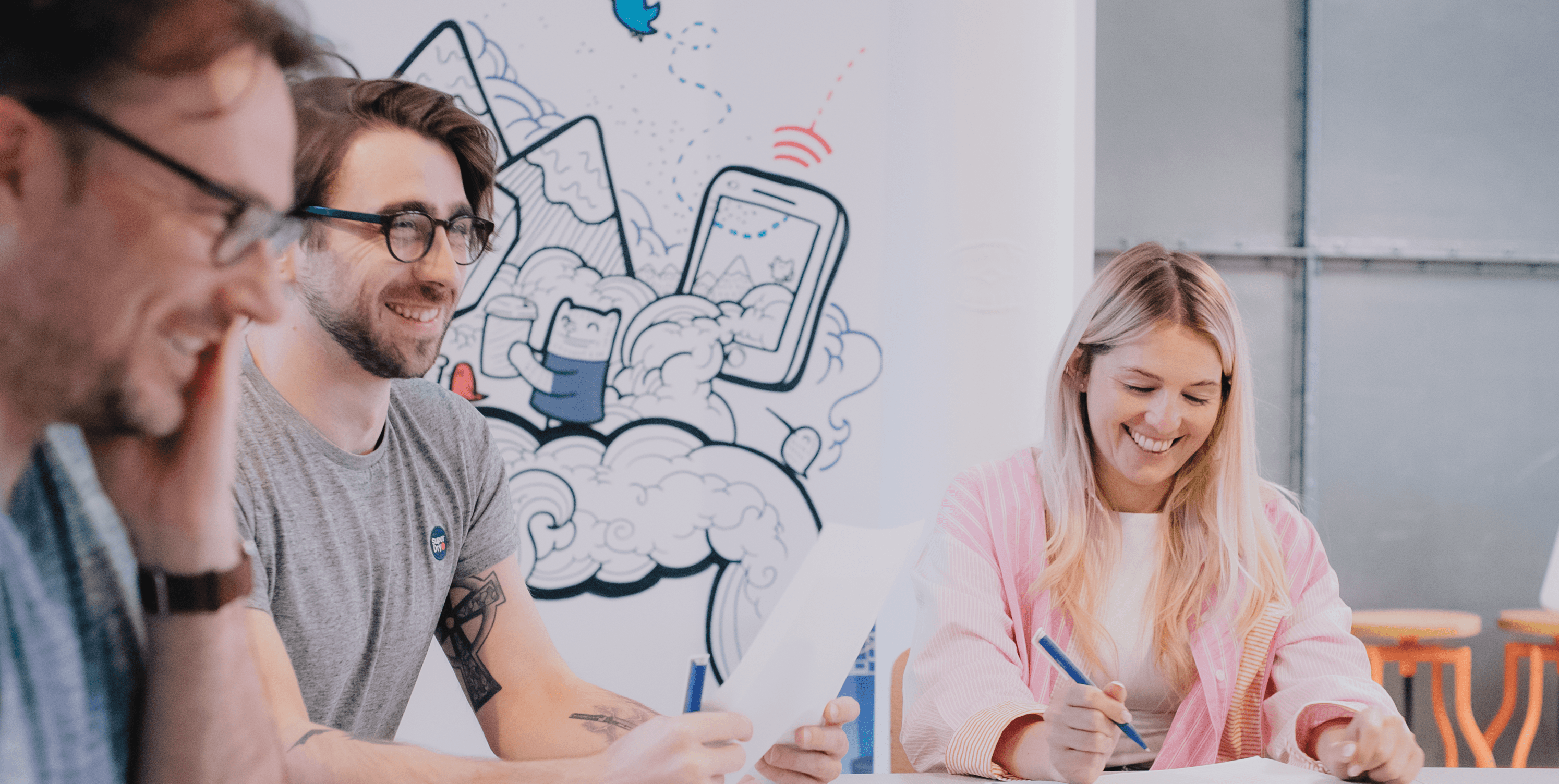 Membros da equipe Capsule trabalhando juntos