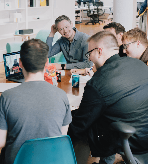 Miembros del equipo Capsule trabajando juntos