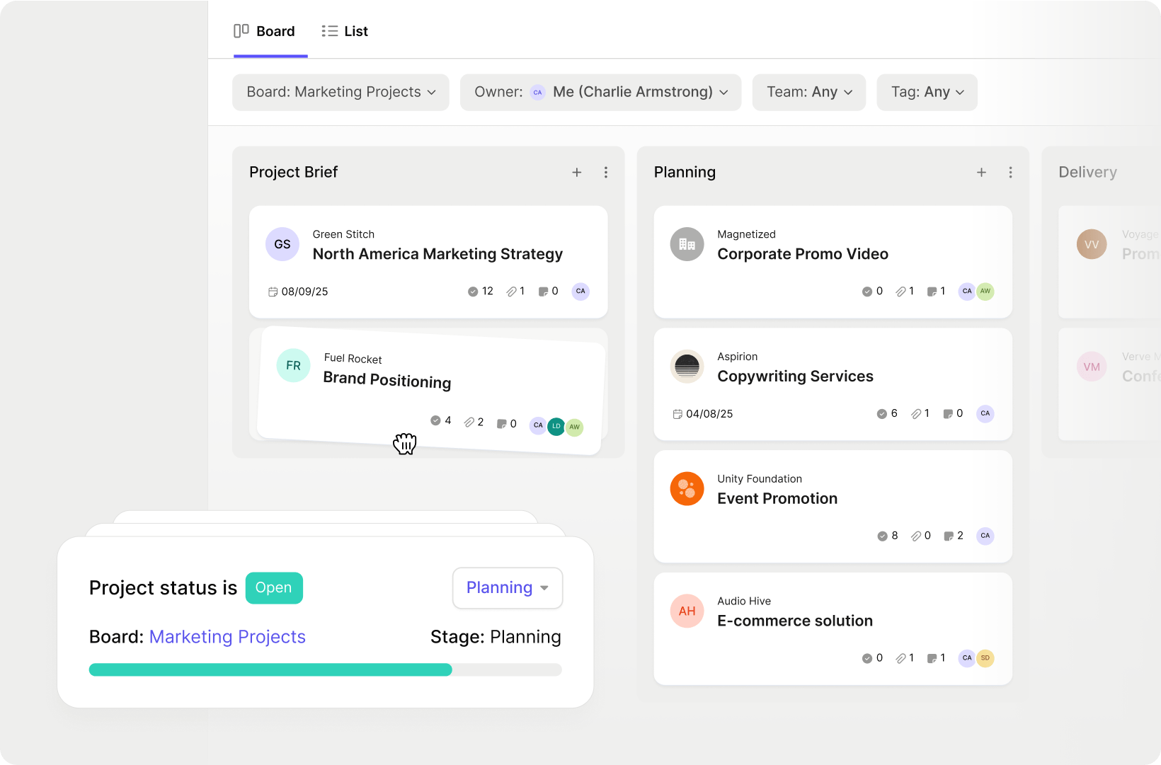 Dois diretores do Hyperact sentados juntos olhando para a câmera.
