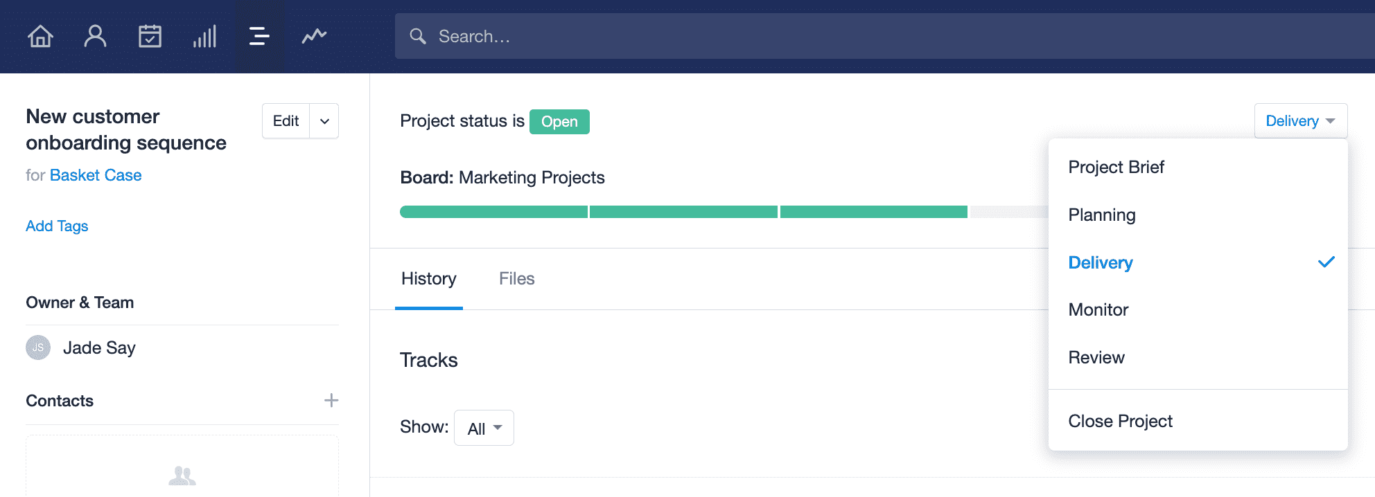 La barre de progression située en haut de la fiche du projet indique où en est le projet dans le processus. Un menu déroulant s'affiche pour indiquer les étapes auxquelles le projet peut être déplacé.