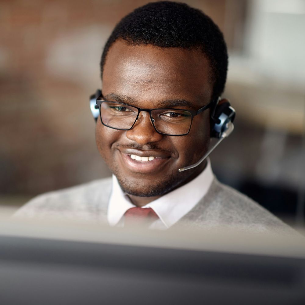 Un agent de centre d'appel portant un casque