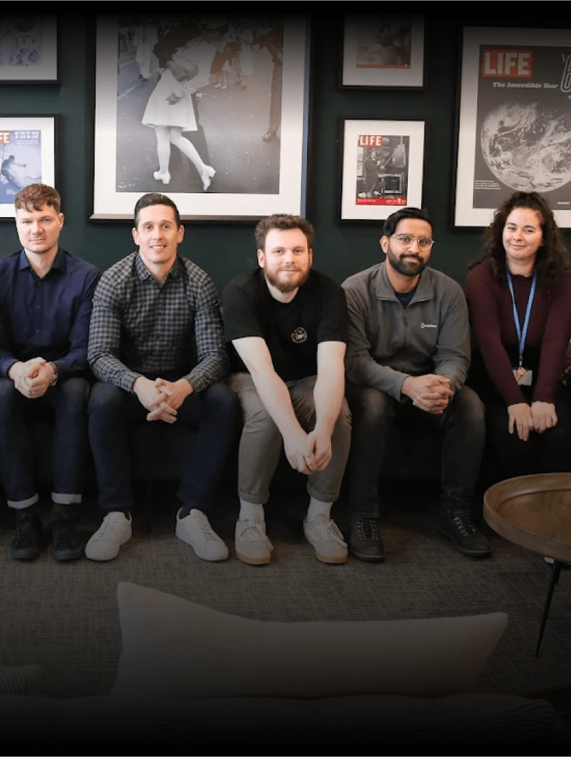 Equipe NVOY sentada em uma fileira