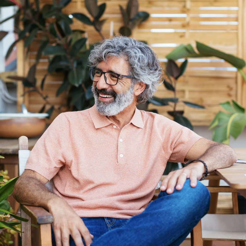 Professionnel assis sur une chaise, souriant