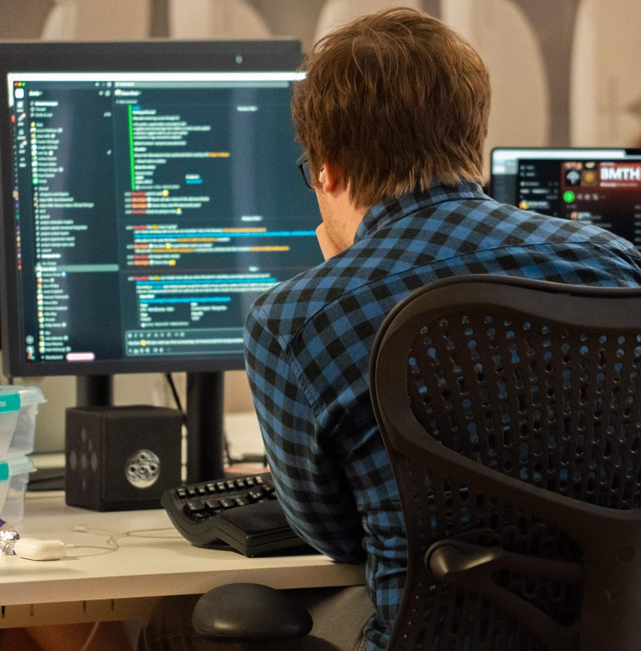 Desenvolvedores da Capsule trabalhando juntos no escritório