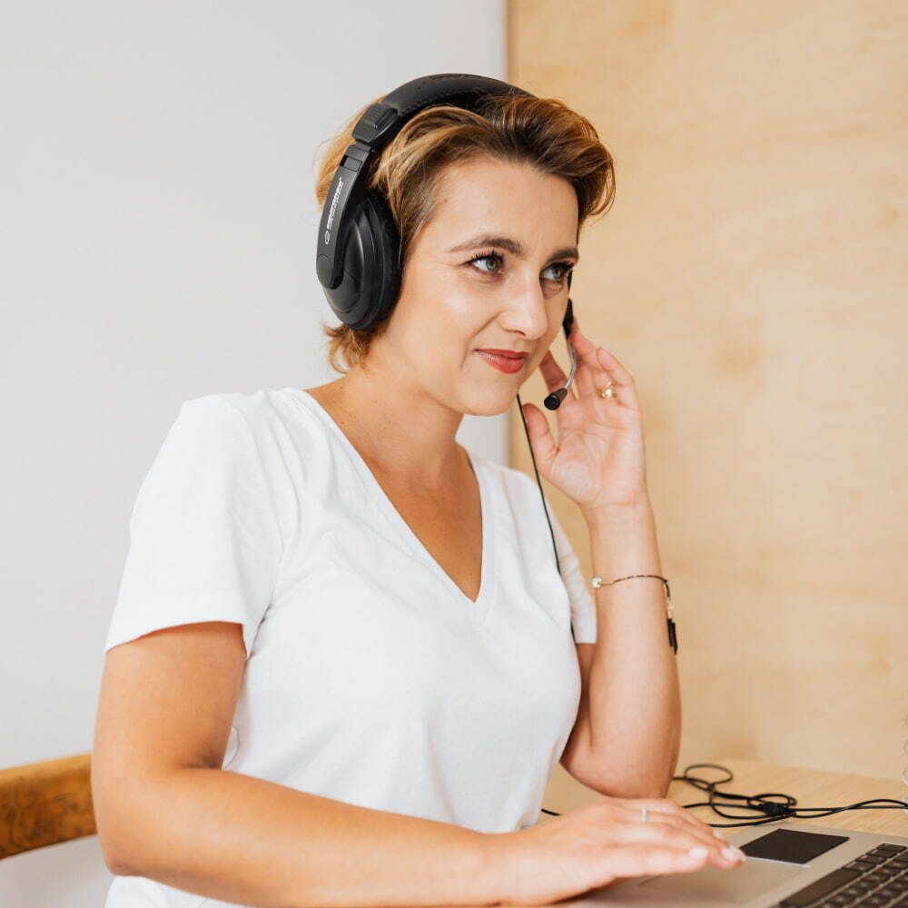 Agente de atendimento ao cliente falando no telefone