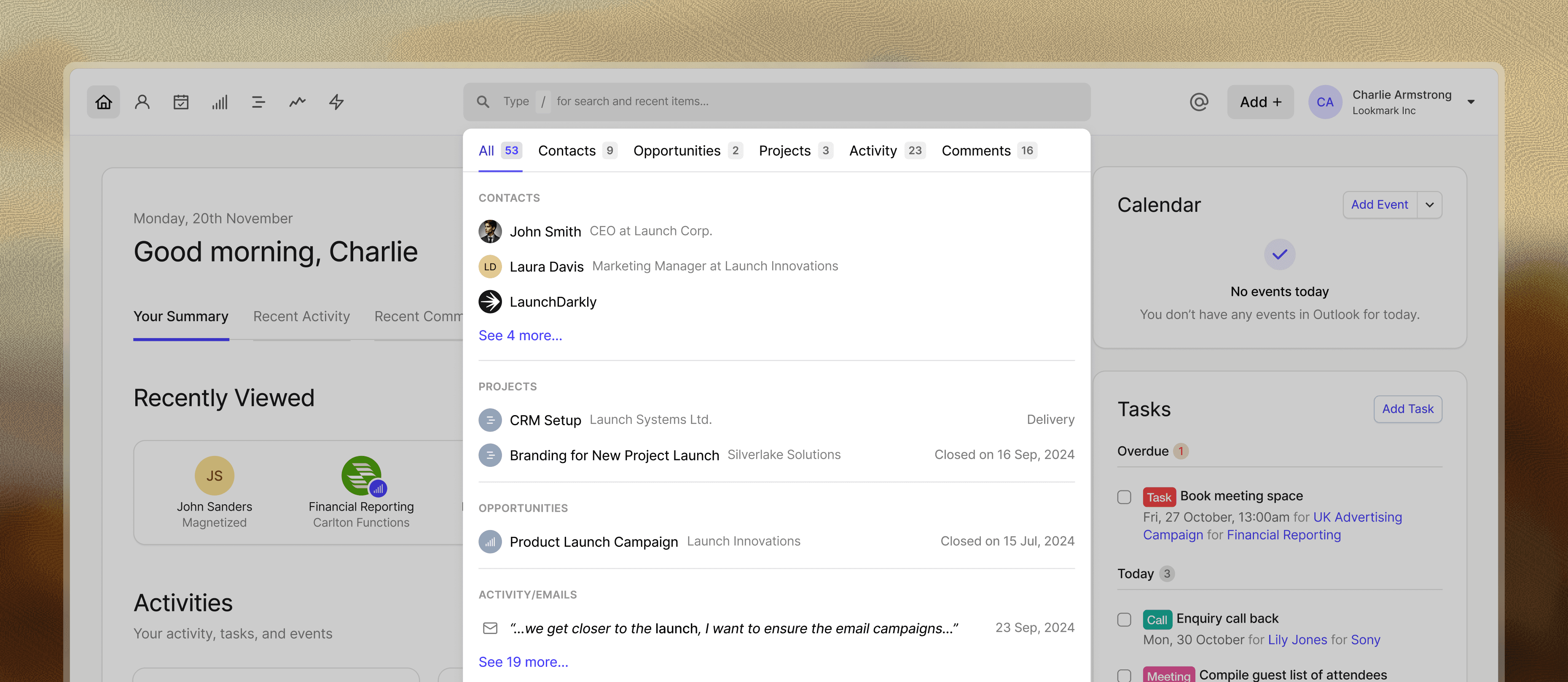 Captura de pantalla de la interfaz de gestión de contactos de Capsule CRM que muestra una página de detalles de contacto con cronología de actividades, campos personalizados, etiquetas, notas y funciones de colaboración, incluidos comentarios y registro de actividades.