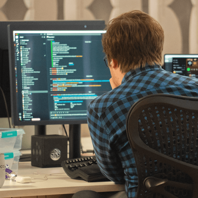 um membro da equipe do Capsule está focado no trabalho