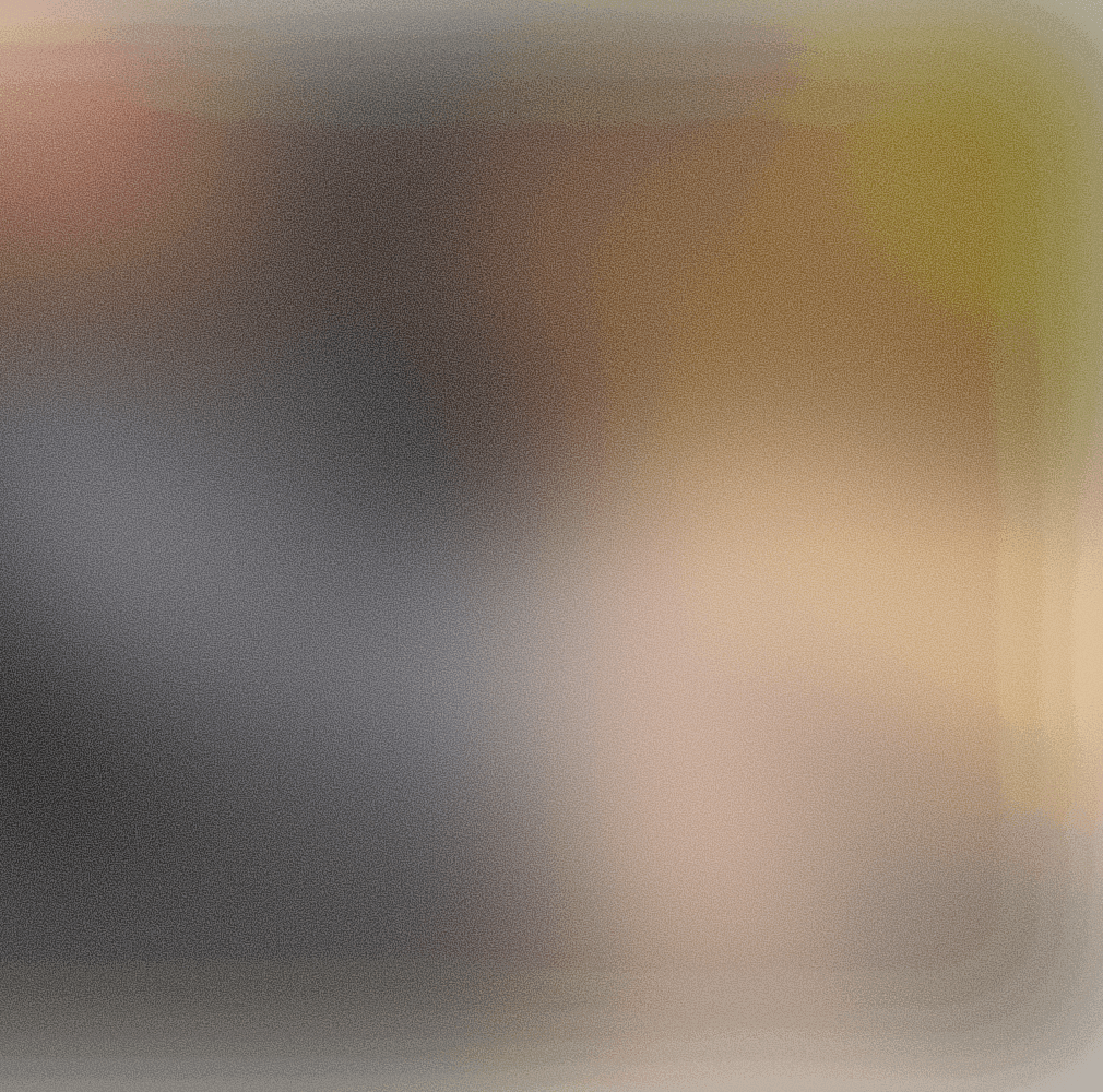 Dois funcionários da F8 trabalhando juntos em um laptop