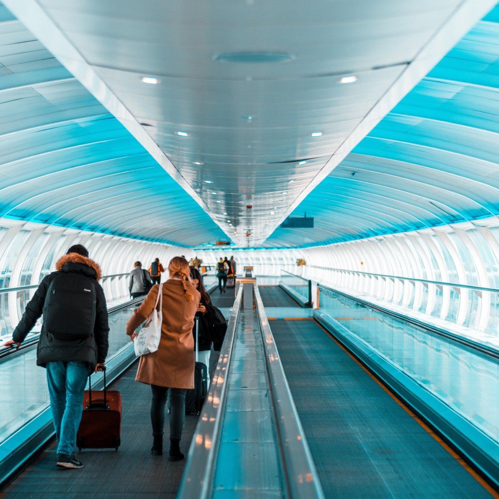 Pessoas em ponte de embarque telescópica de um aeroporto