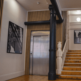 Un miembro del equipo de Capsule trabajando desde un sofá en la oficina.