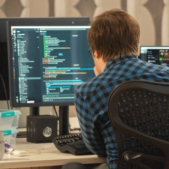 un membre de l'équipe Capsule concentré sur son travail