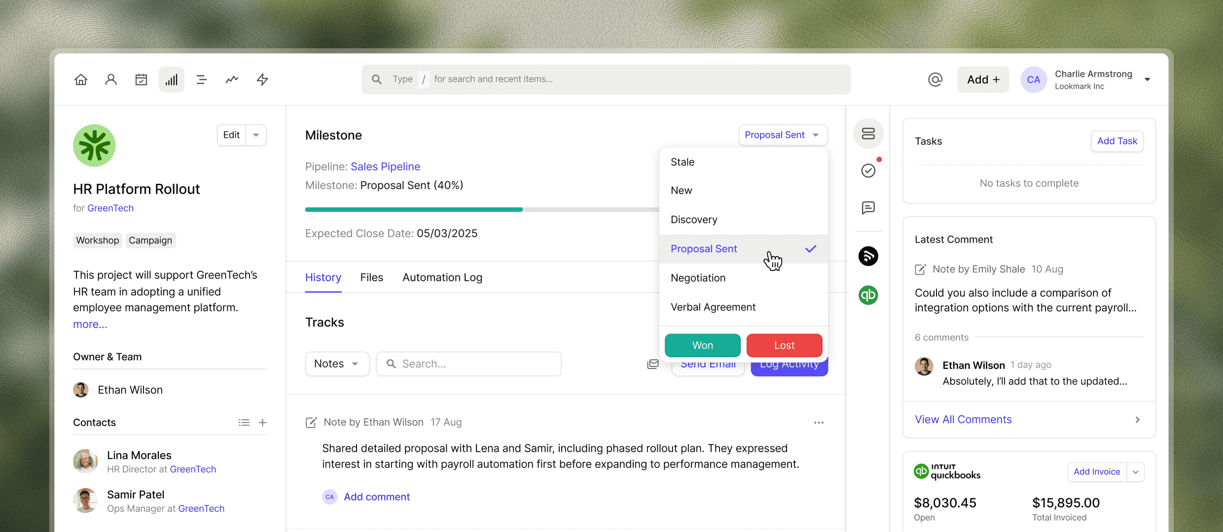 Capture d'écran de la démonstration du pipeline de vente de Capsule CRM montrant un tableau Kanban avec des cartes d'affaires qui peuvent être déplacées entre les étapes, une liste avec des détails sur les opportunités et un tableau de bord avec des mesures de vente et un suivi des objectifs.