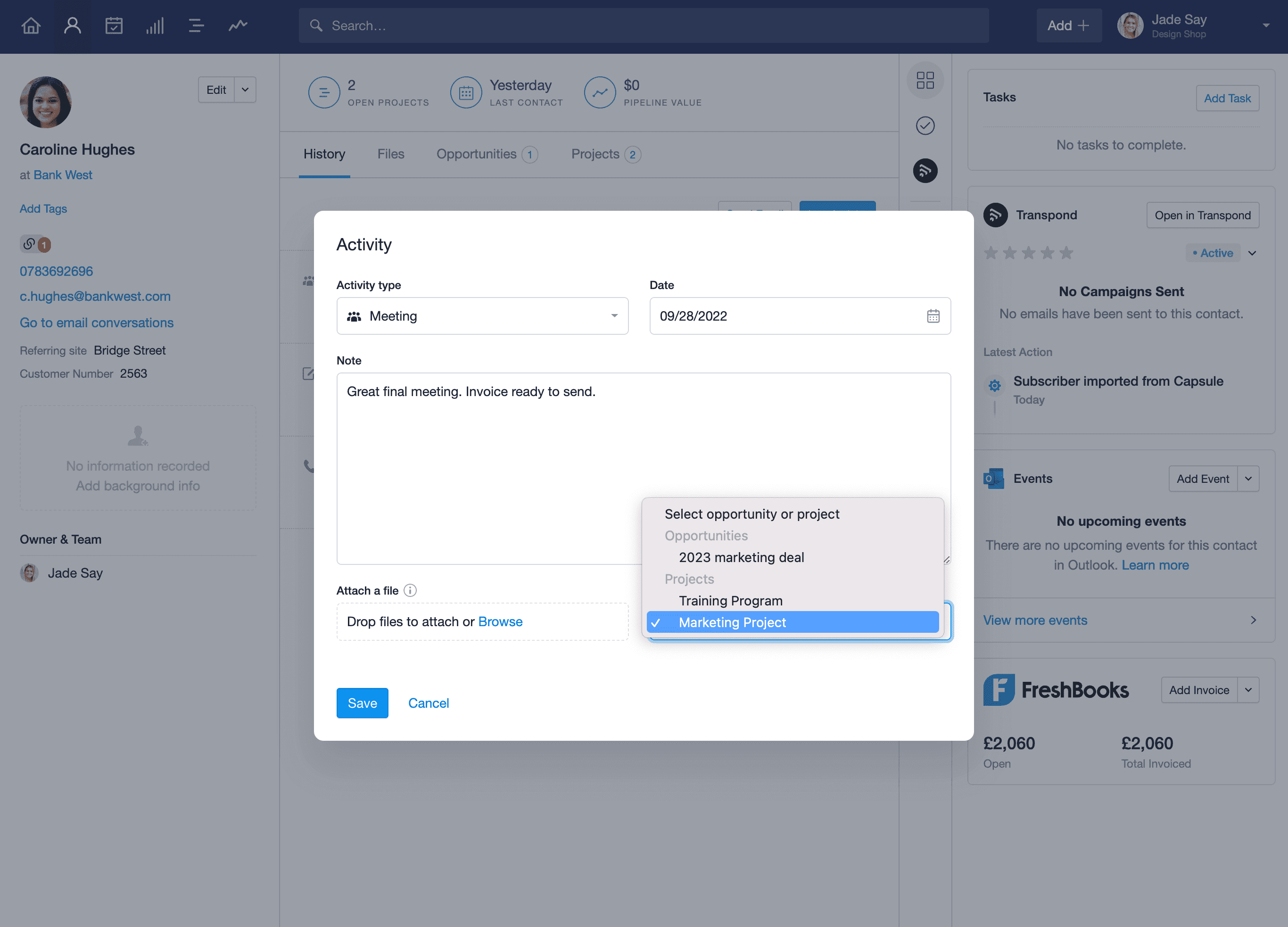 Modal de atividade de registro aberto com um menu suspenso que exibe a opção de vincular uma nota às Oportunidades e Projetos existentes do contato