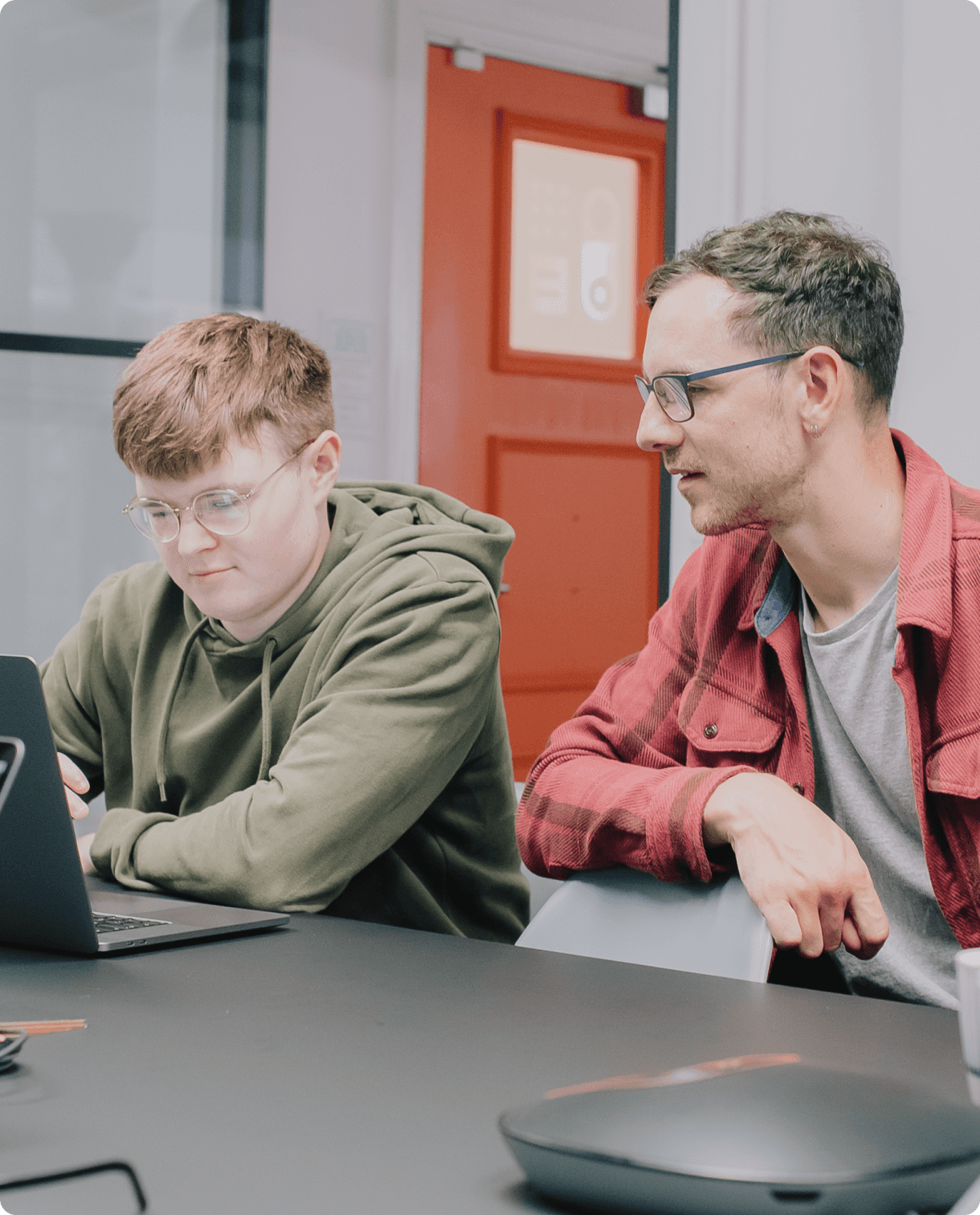 Développeurs Capsule travaillant ensemble sur un ordinateur portable