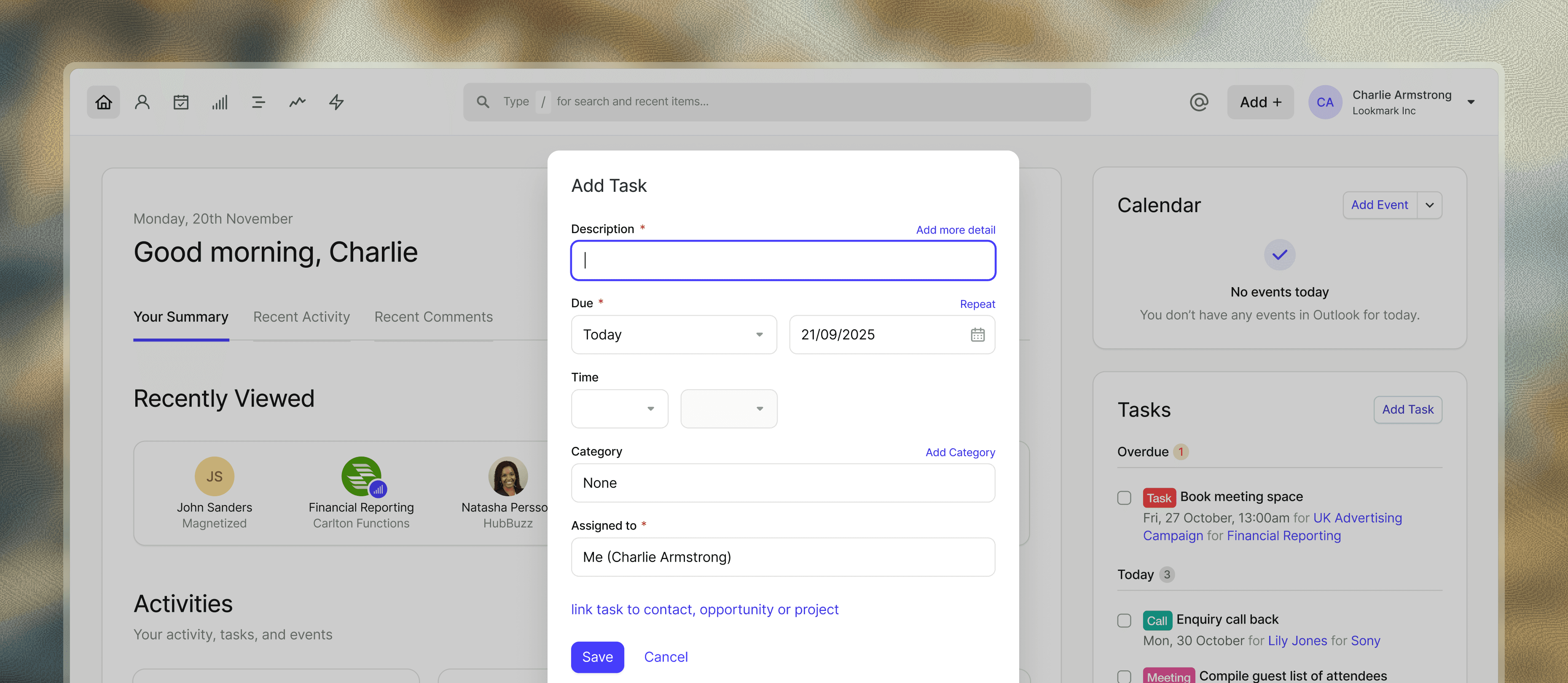 Capture d'écran de l'interface des tâches et du calendrier de Capsule CRM montrant une vue du calendrier avec des tâches planifiées, une vue de la liste des tâches avec des options de filtrage, et des détails de tâches comprenant des dates d'échéance, des coéquipiers assignés, des balises et des liens vers des contacts, des opportunités ou des projets liés.