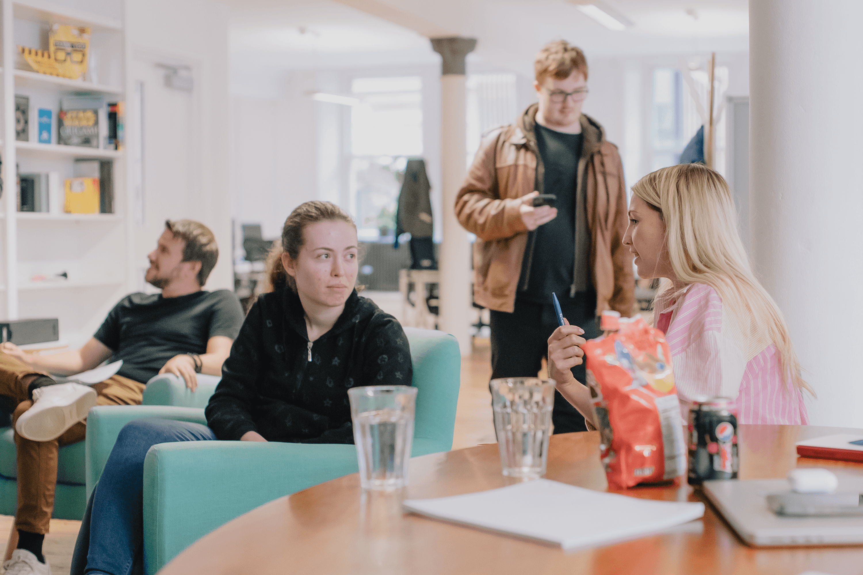 Membros da equipe Capsule trabalhando juntos