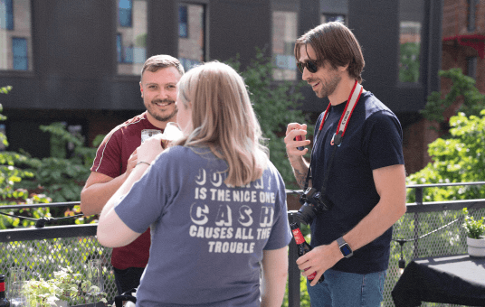Dos miembros de Capsule trabajando juntos.