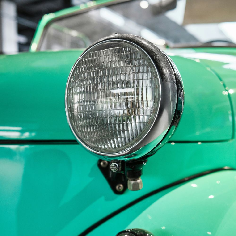 Un coche clásico de color verde azulado