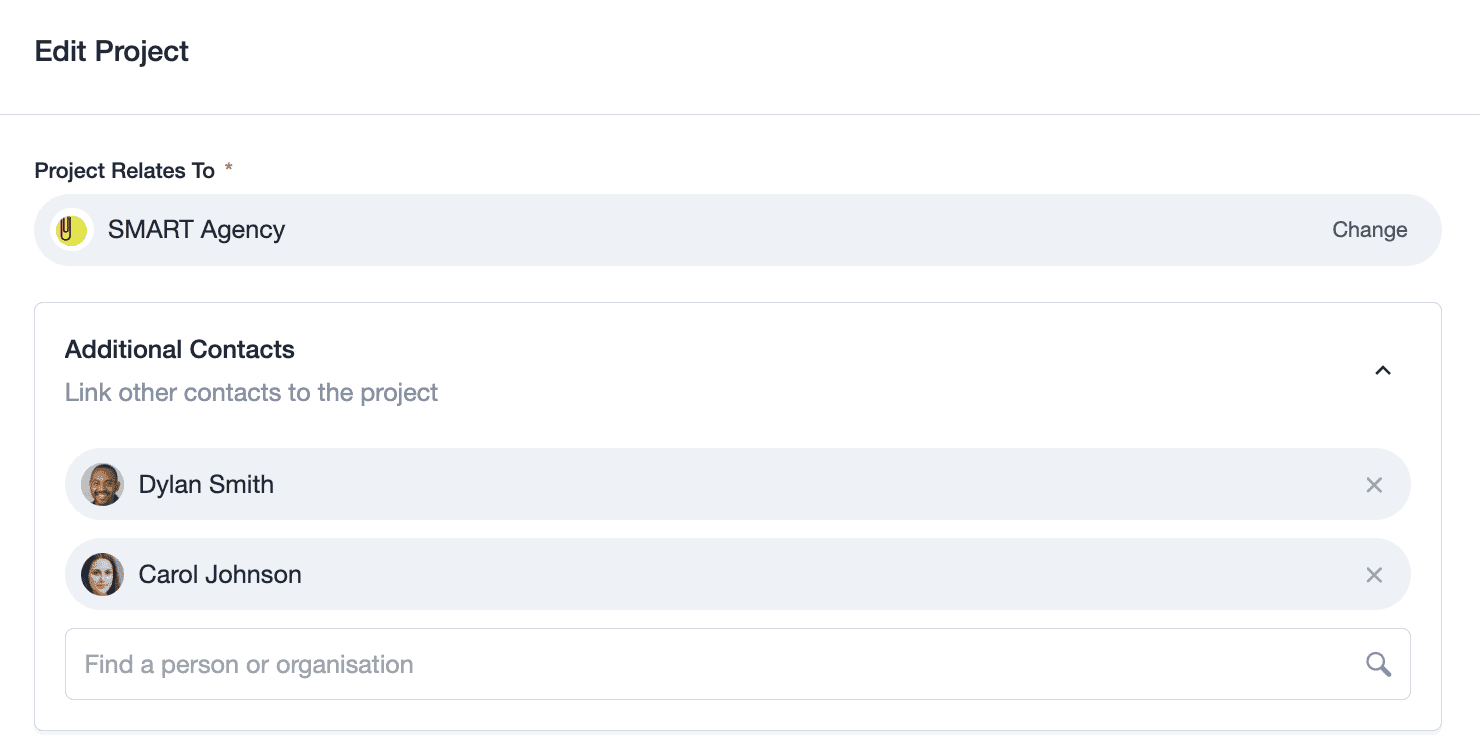 A página de edição do projeto é exibida com uma organização e dois registros de pessoas vinculados. Há também uma opção para pesquisar outros registros a serem adicionados ao projeto.