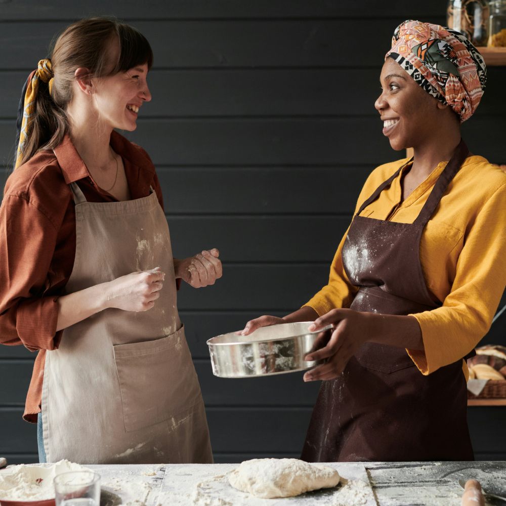 Duas pessoas a cozinhar numa cozinha