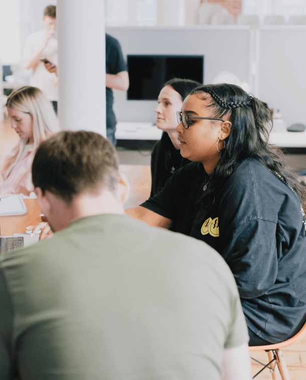 Personal de Capsule colaborando en la oficina