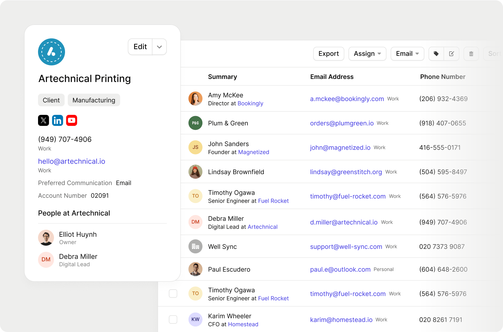 A equipe da IntegrationKings sentada em um restaurante