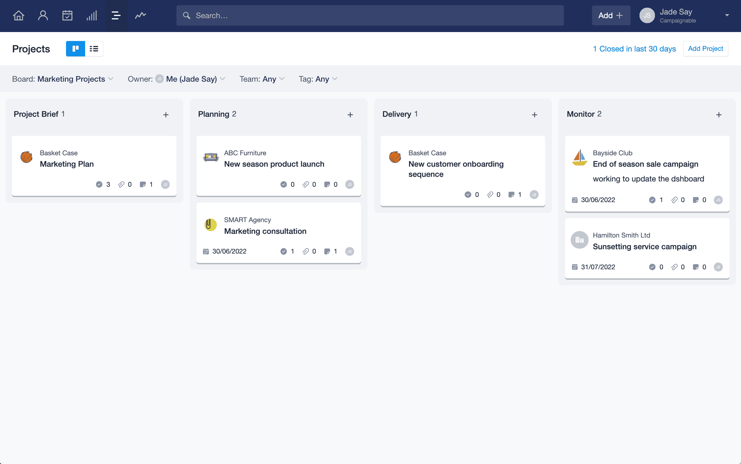 Vista estilo Kanban, donde se muestran columnas con los títulos de las diferentes etapas. las tarjetas del proyecto se encuentran en cada columna del tablero para mostrar los avances.