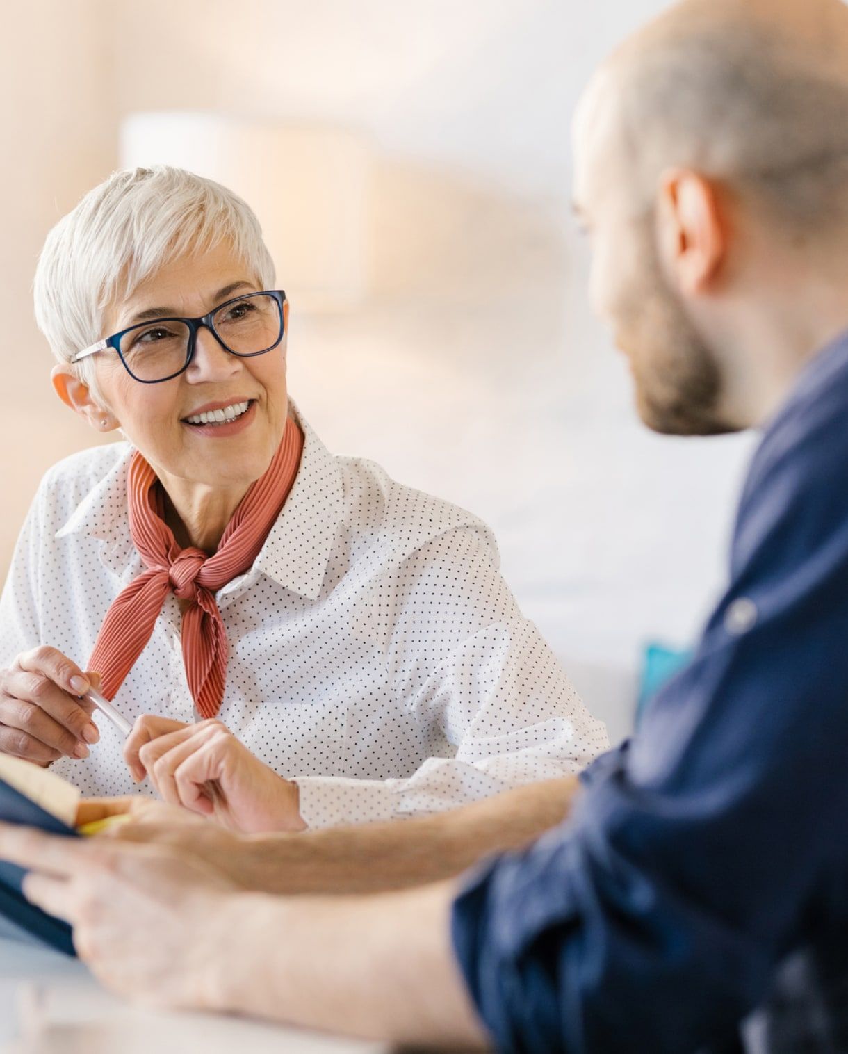 Un consultant avec un client