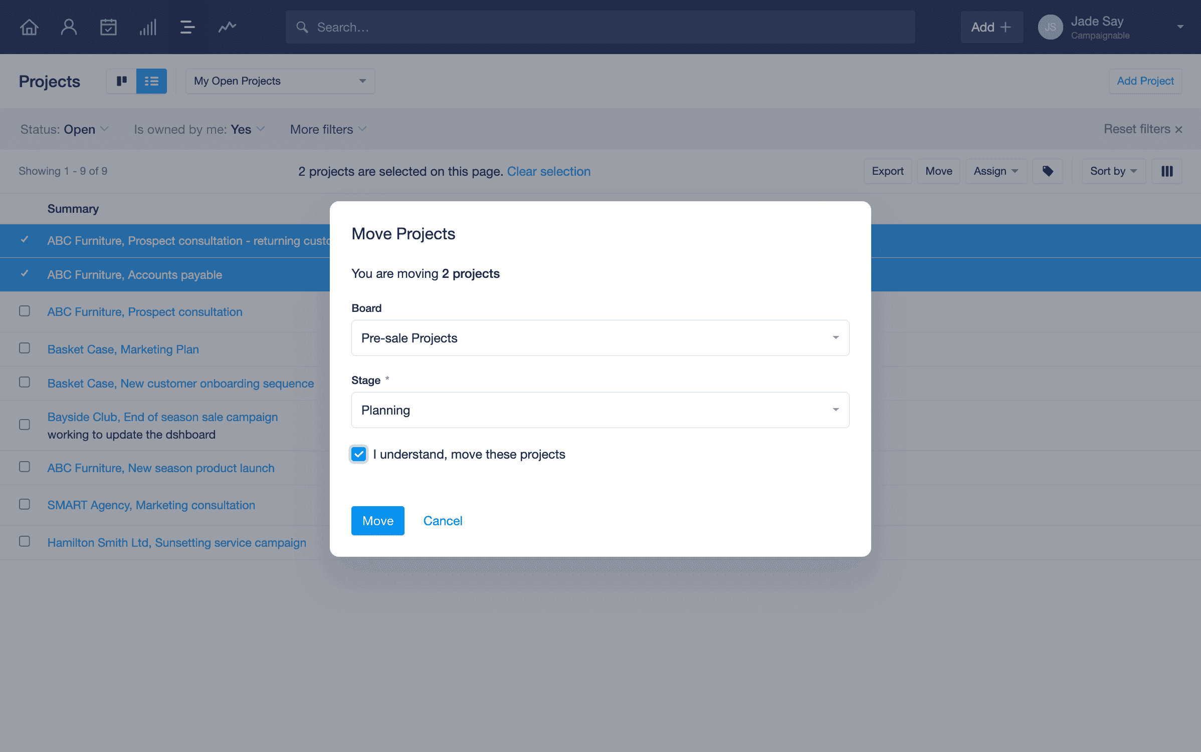 Dois projetos estão selecionados na exibição de lista e o botão mover foi selecionado. É exibido um modal em que o usuário pode selecionar o quadro e a etapa para os quais gostaria de mover os projetos