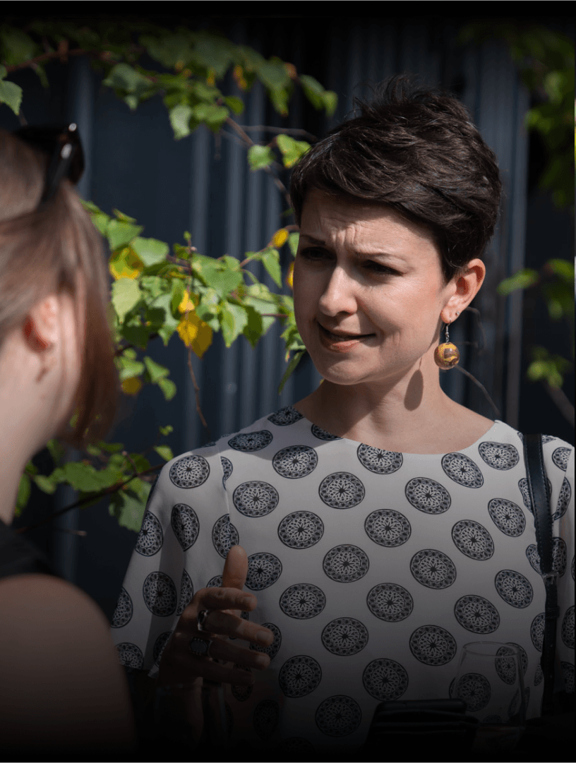 A equipe da IntegrationKings sentada em um restaurante